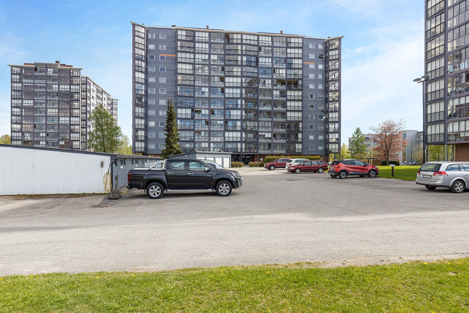 Asfalterte parkeringsplasser på borettslagets tomt. Galleribilde