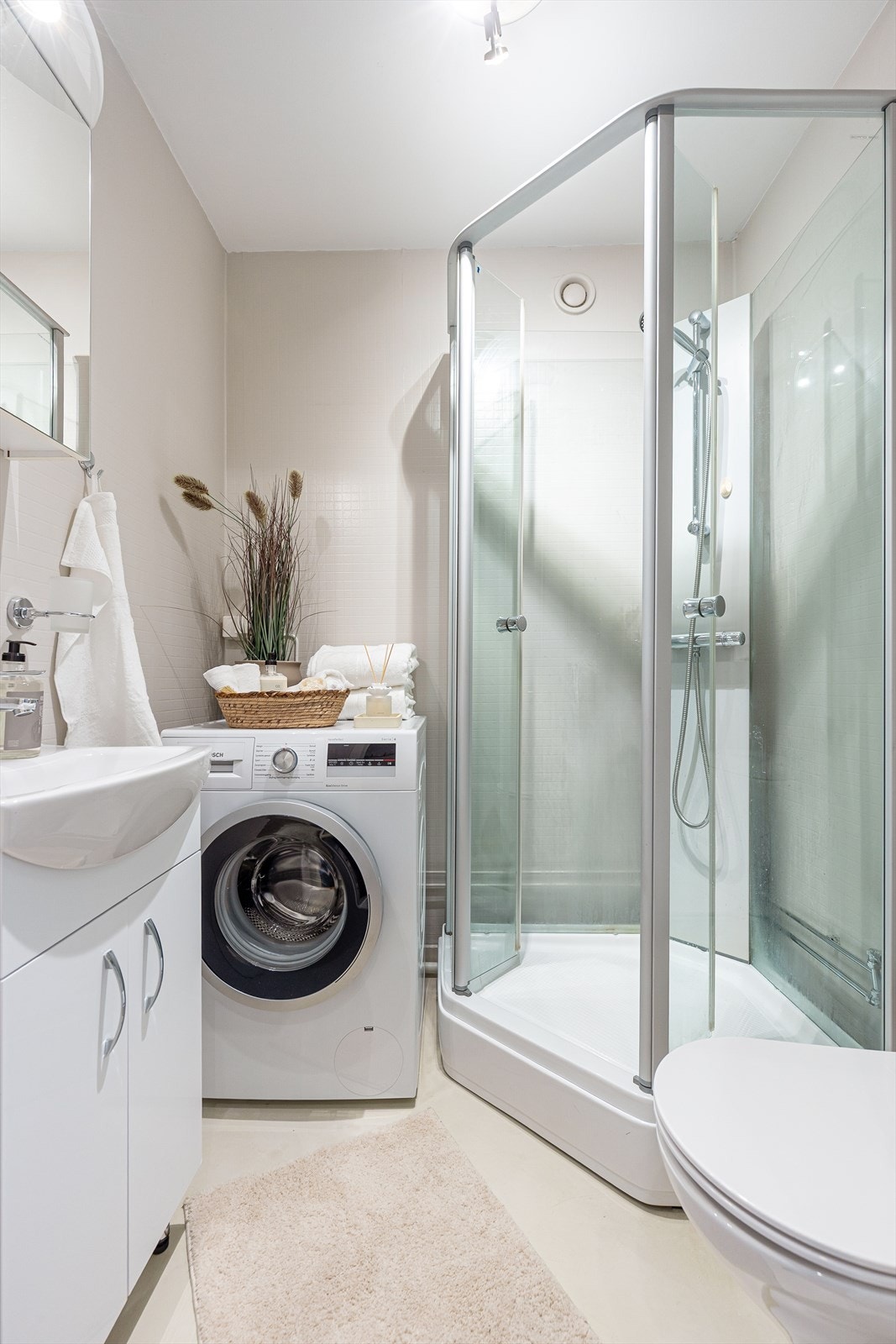 Badet er utstyrt med dusjkabinett, toalett og opplegg for vaskemaskin. Galleribilde