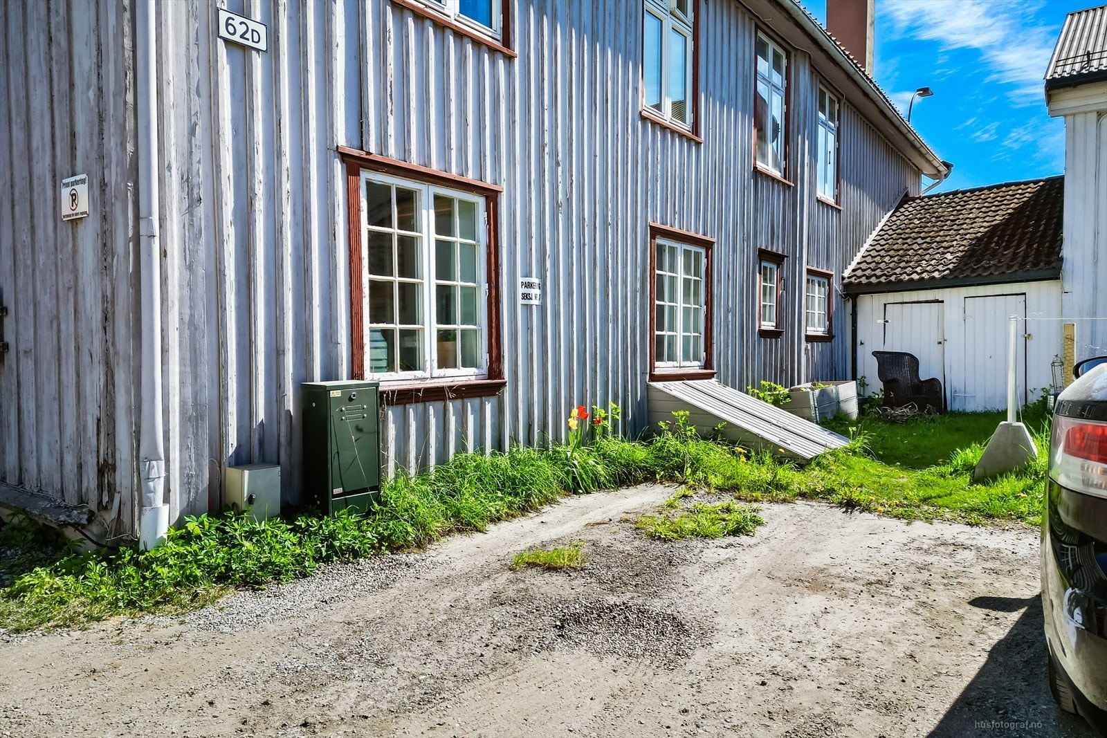 Til leiligheten medfølger en disponibel, fast parkeringsplass på sameiets eiendom. Galleribilde