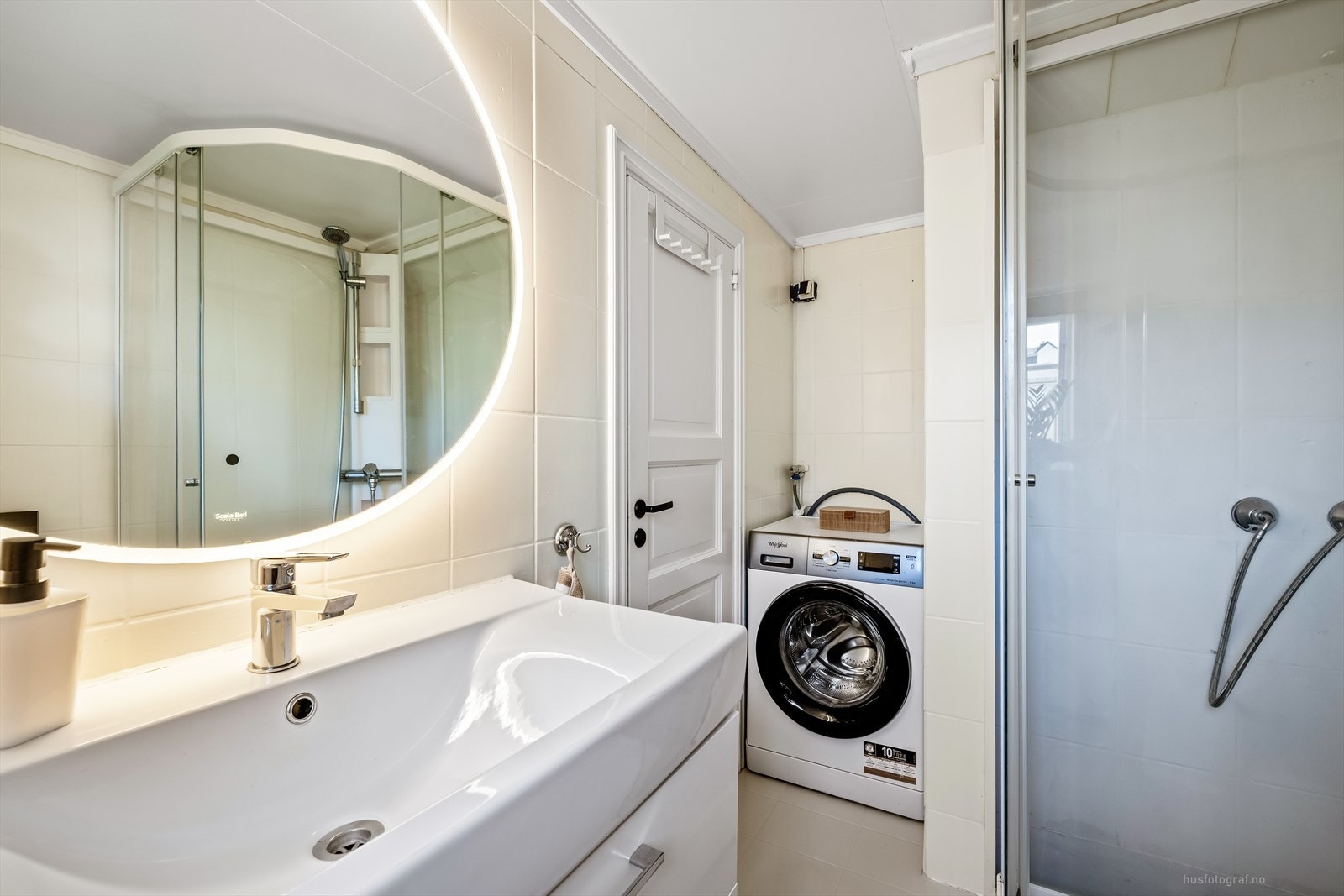Badet har flislagt gulv med elektriske varmekabler og opplegg for vaskemaskin. Galleribilde