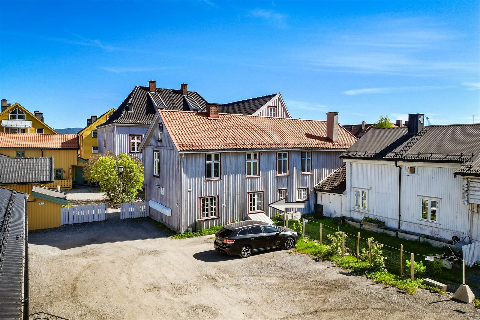 Eiendommen har et hyggelig, felles hagetun som ligger skjermet mellom bygningene. Galleribilde