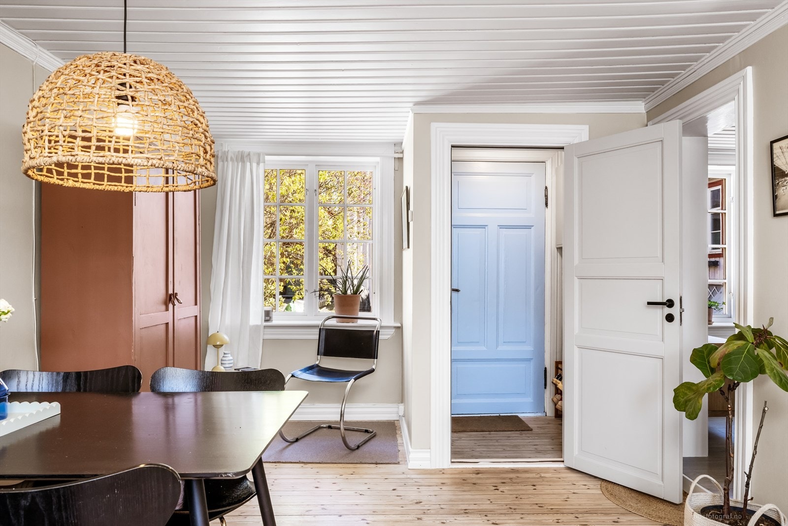 Fra stuen er det åpen tilknytning til entréen og inngang til kjøkkenet. Veggene er malt og himlingen har takpanel. Galleribilde