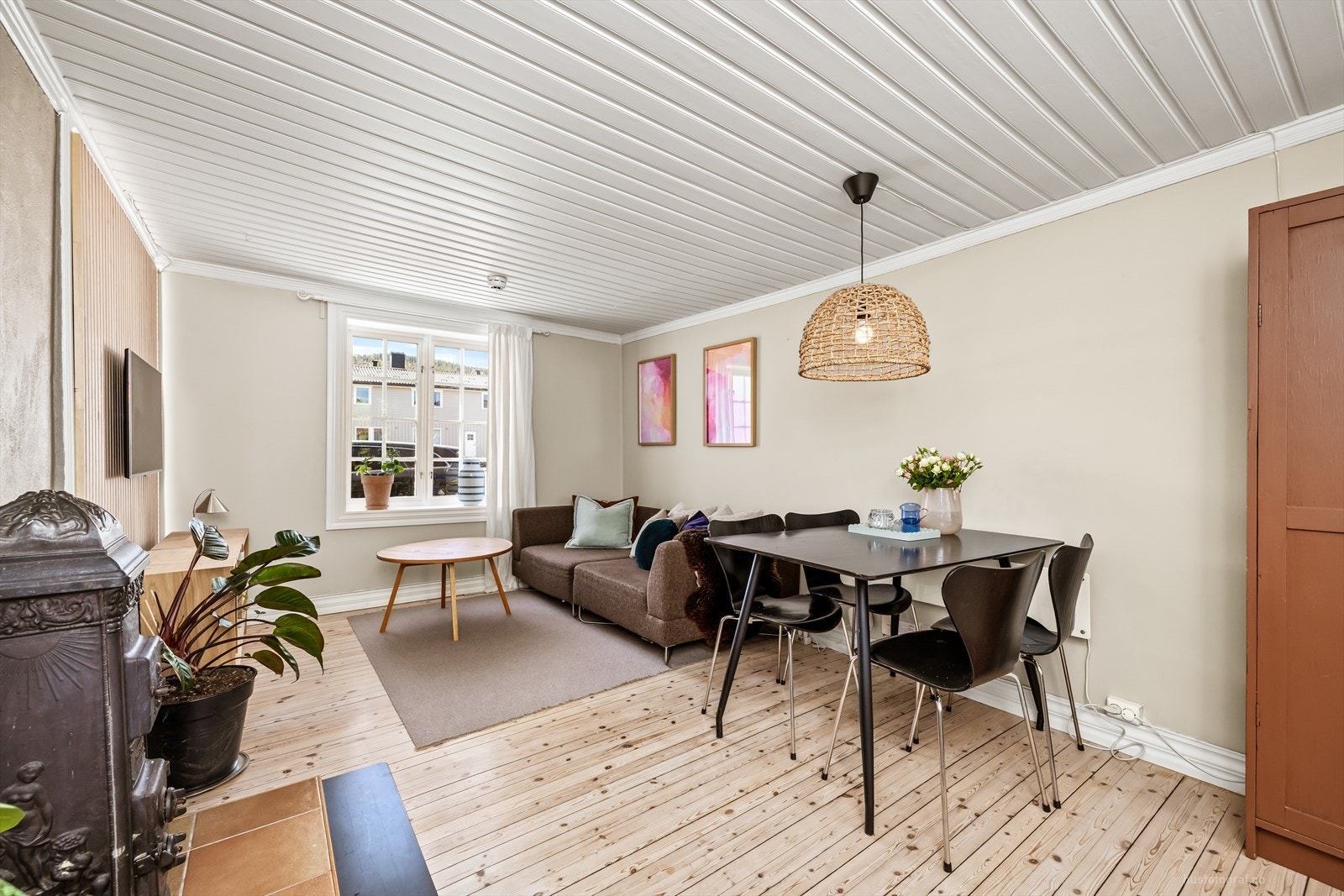 Stuen har plass til både sofagruppe og spisebord, med en klassisk vedovn som gir varme og atmosfære. Galleribilde