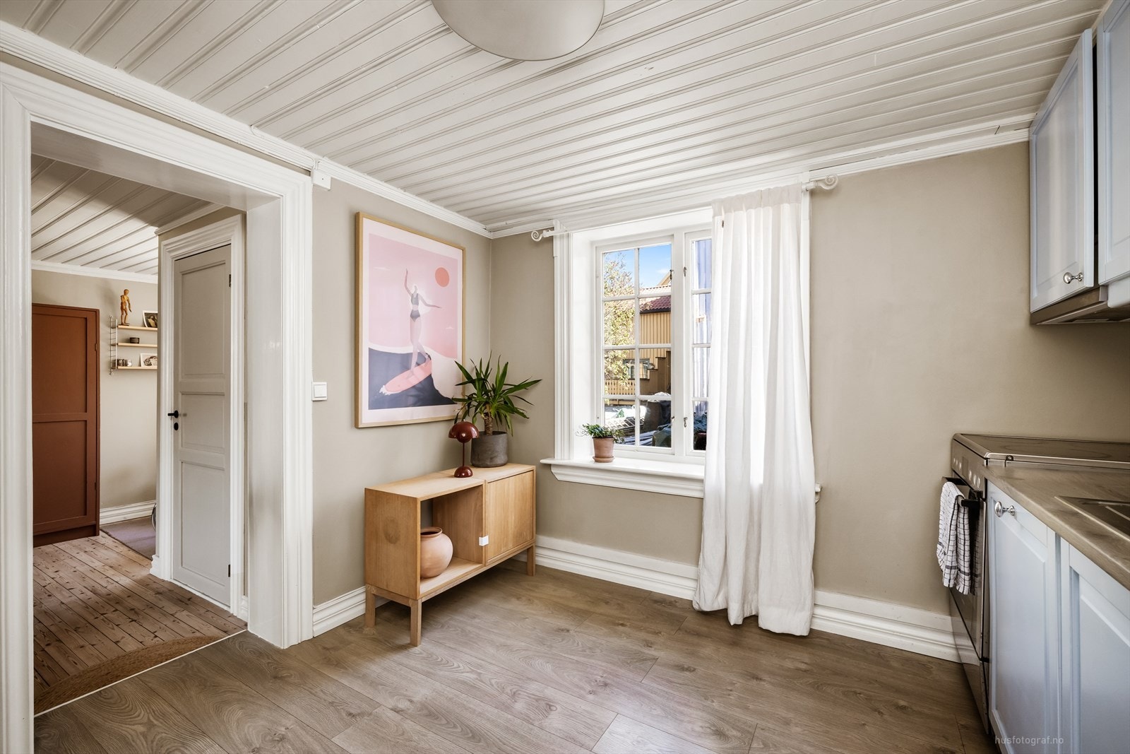 Kjøkkenet har godt med skapplass og rom for en hyggelig spiseplass ved vinduet. Galleribilde