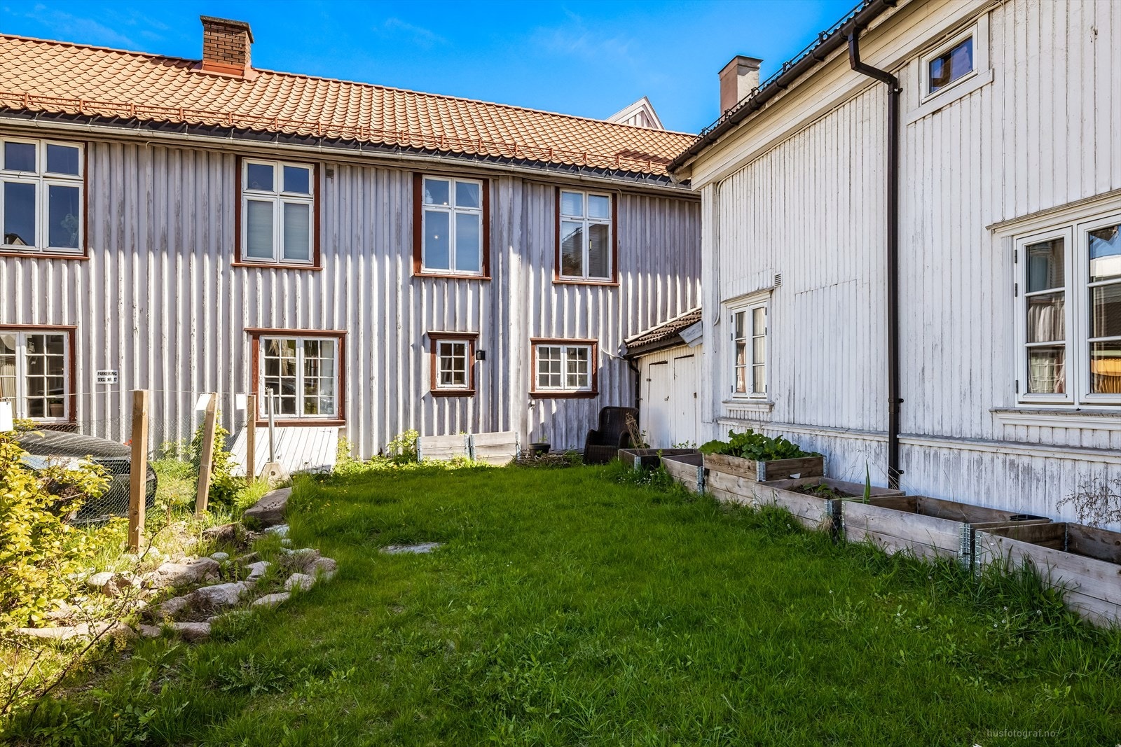 Det felles hagetunet gir rom for uteliv og sosialt samvær. Galleribilde
