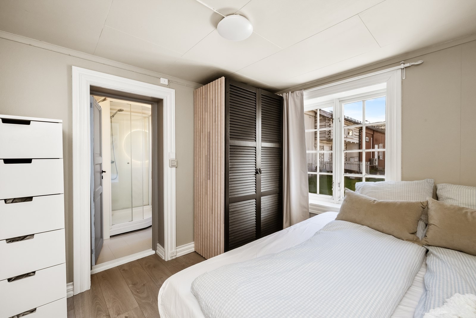 Soverommet har plass til dobbeltseng og garderobeløsning, med praktisk tilgang til badet. Galleribilde