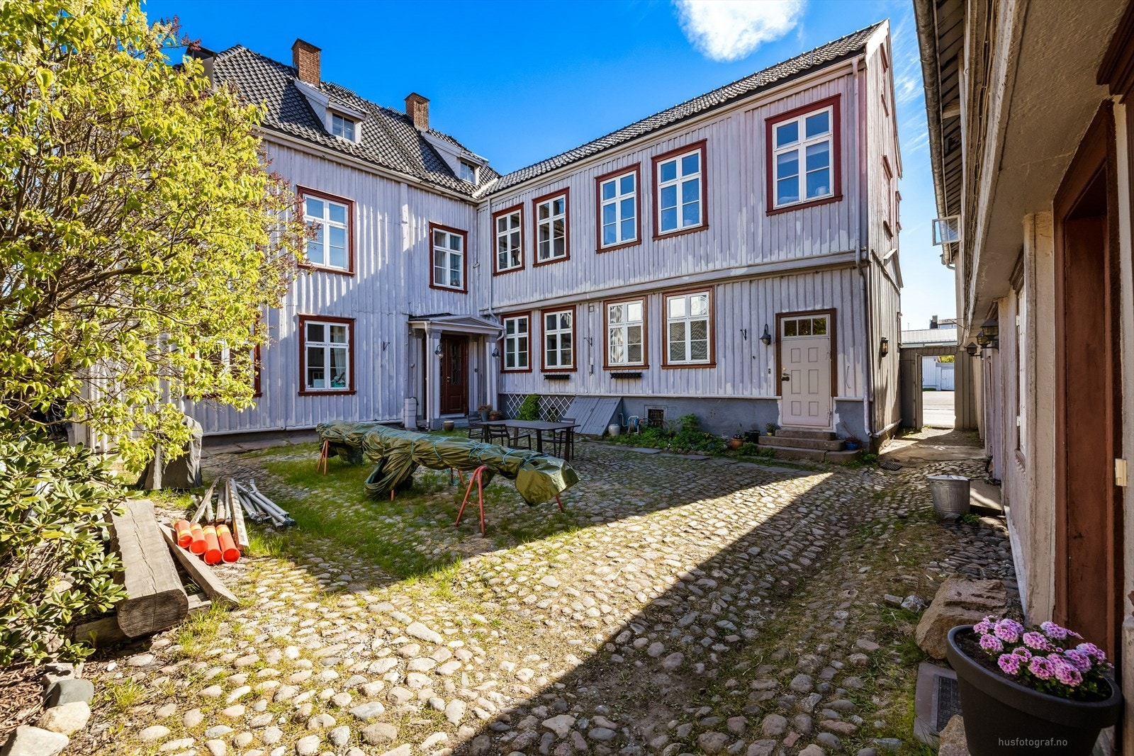 Fellesområdene er opparbeidet og velholdt, med brostein og grøntarealer. Galleribilde