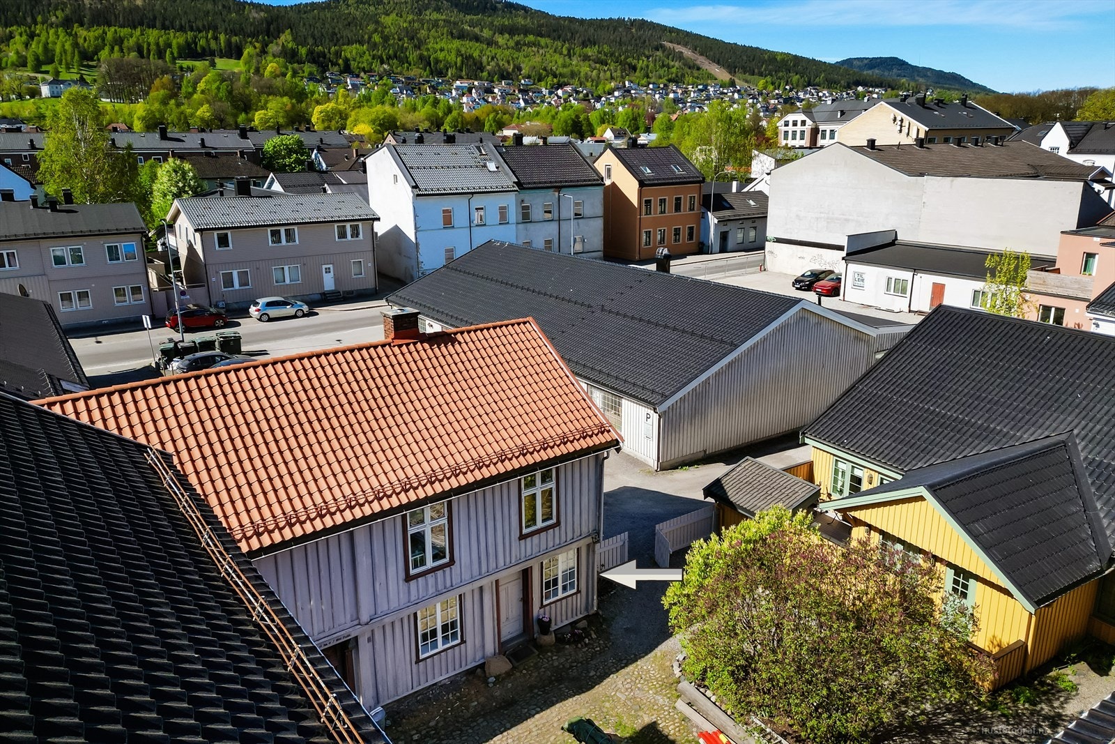 Beliggenheten er sentral, men samtidig tilbaketrukket og skjermet fra trafikk. Galleribilde