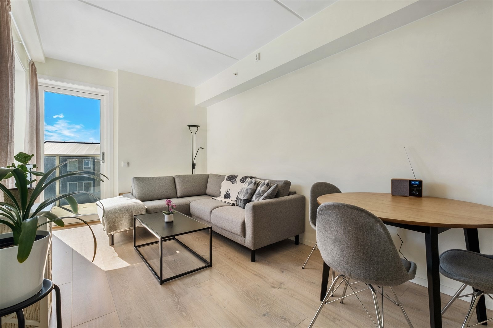 Ved kjøkkenet er det tilrettelagt for spisegruppe og innerst er det plass til sofa og TV-løsning. Galleribilde