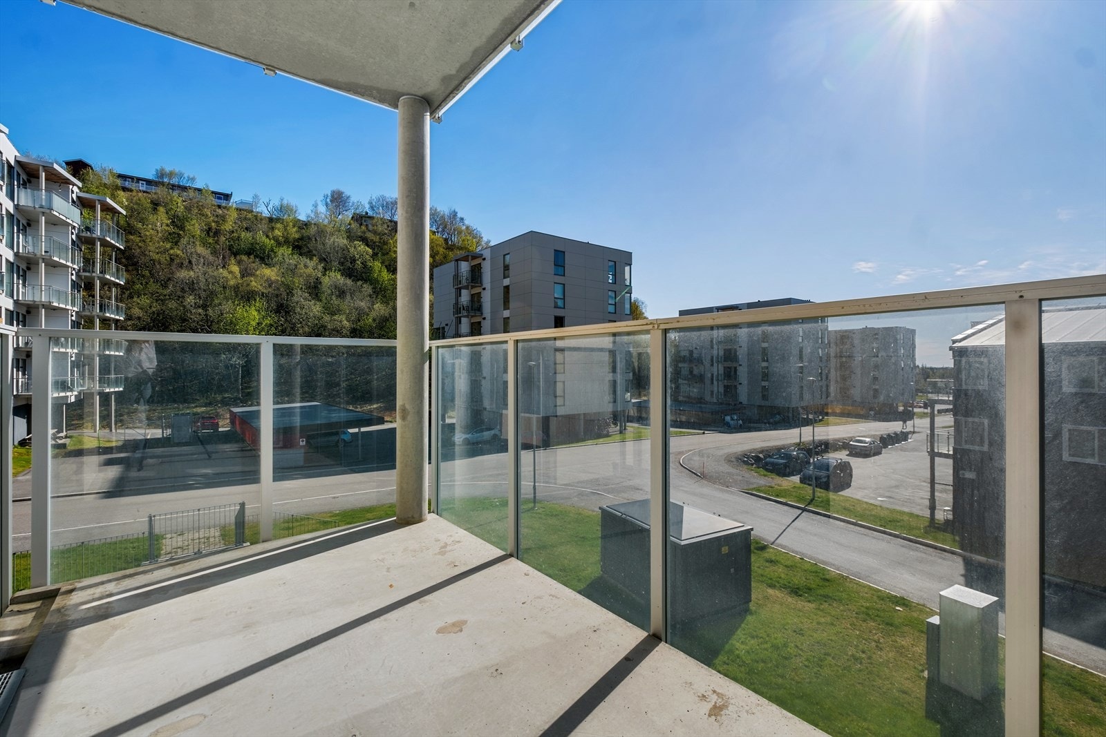 Fra stuen er det direkte utgang til leilighetens vestvendte balkong. Galleribilde