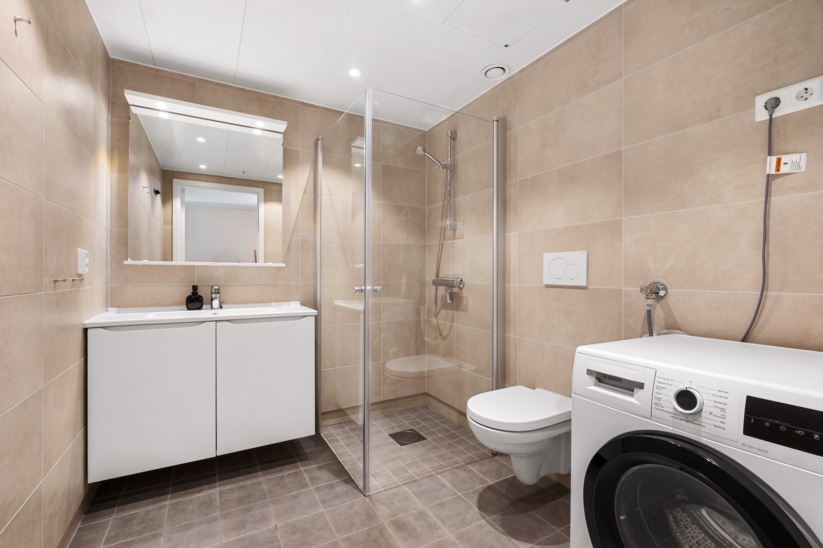 Badet er pent og moderne med flislagte vegger og gulv. Varmekabler i gulvet. Galleribilde