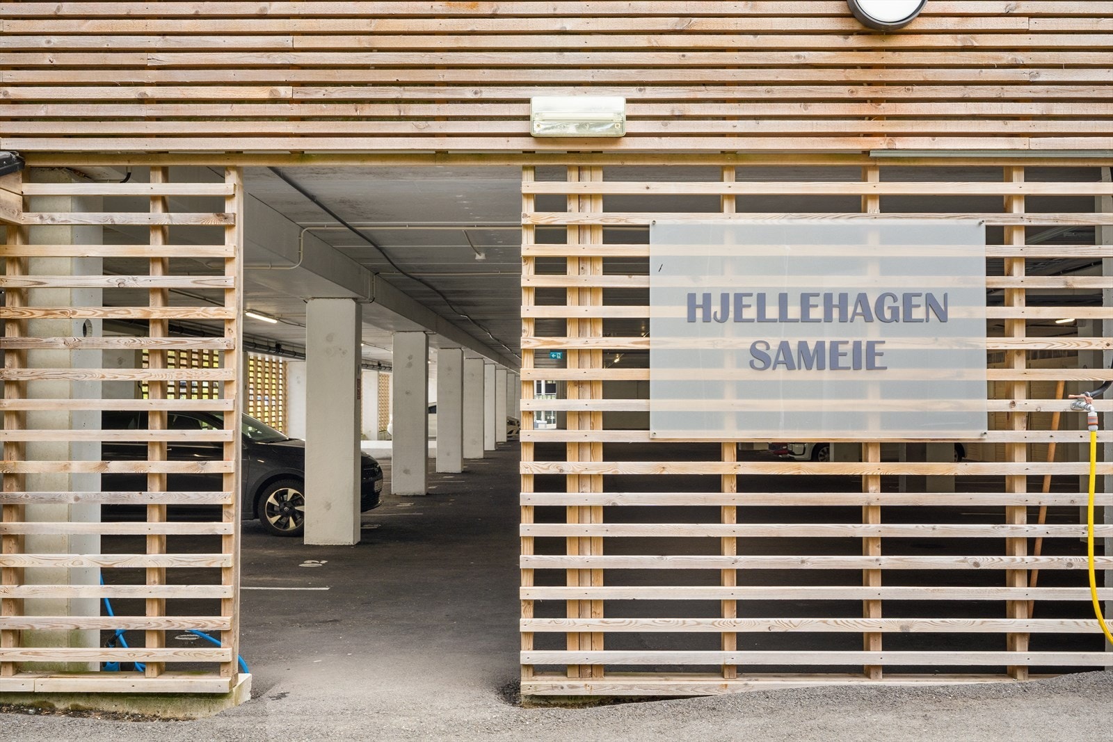 Leiligheten disponerer en fast parkeringsplass i felles garasjeanlegg. Elbil-lader følger Galleribilde