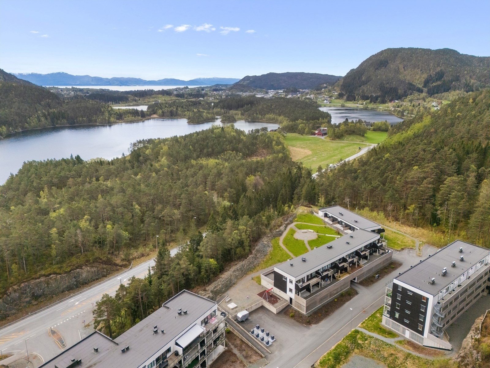Leiligheten ligger i et attraktivt område med kort avstand til lokale fasiliteter og naturopplevelser. Galleribilde