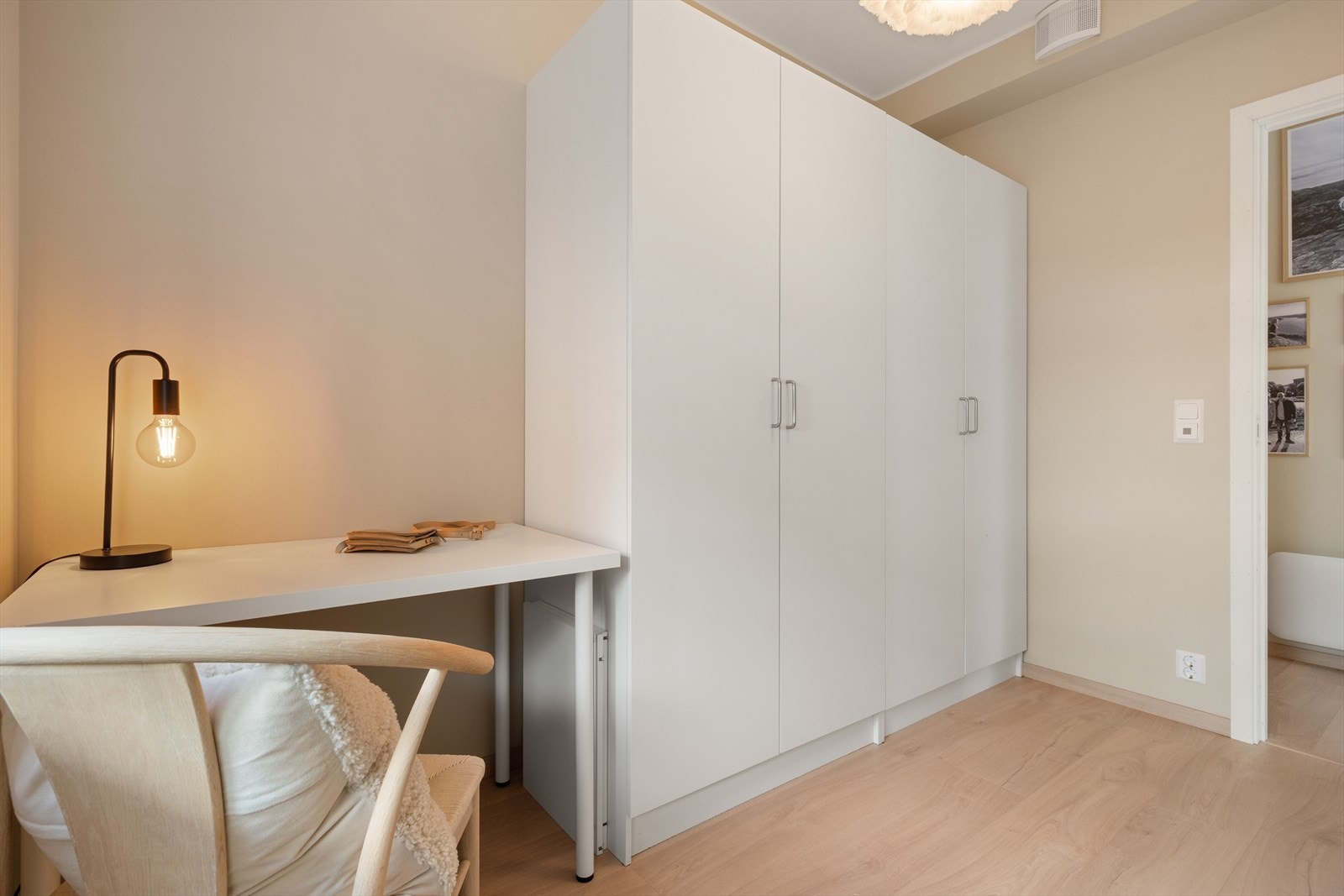 Det er i tillegg rom for en pult, godt egnet til lekser eller symaskinen Galleribilde
