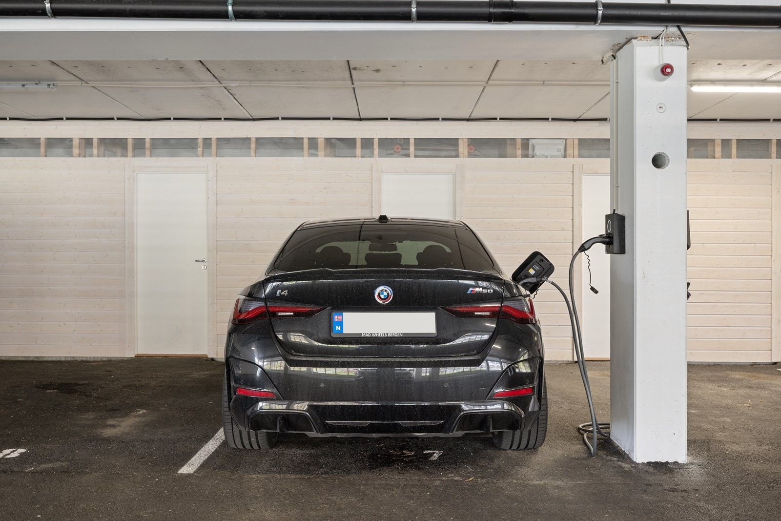 Carport med ladestasjon gir praktisk parkering og lademulighet. Galleribilde