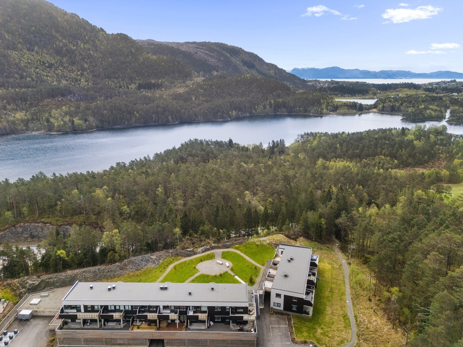 Umiddelbar nærhet til flotte rekreasjonsområder med gode muligheter for fiske, bading og kajakkpadling. Galleribilde