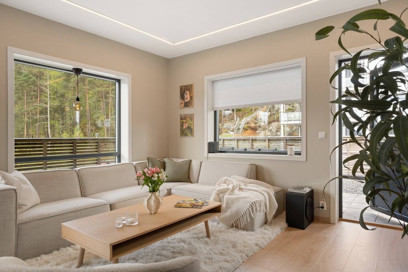 Fra stuen har du tilgang til romslig og solrik terrasse med god plass venner og familie. Galleribilde