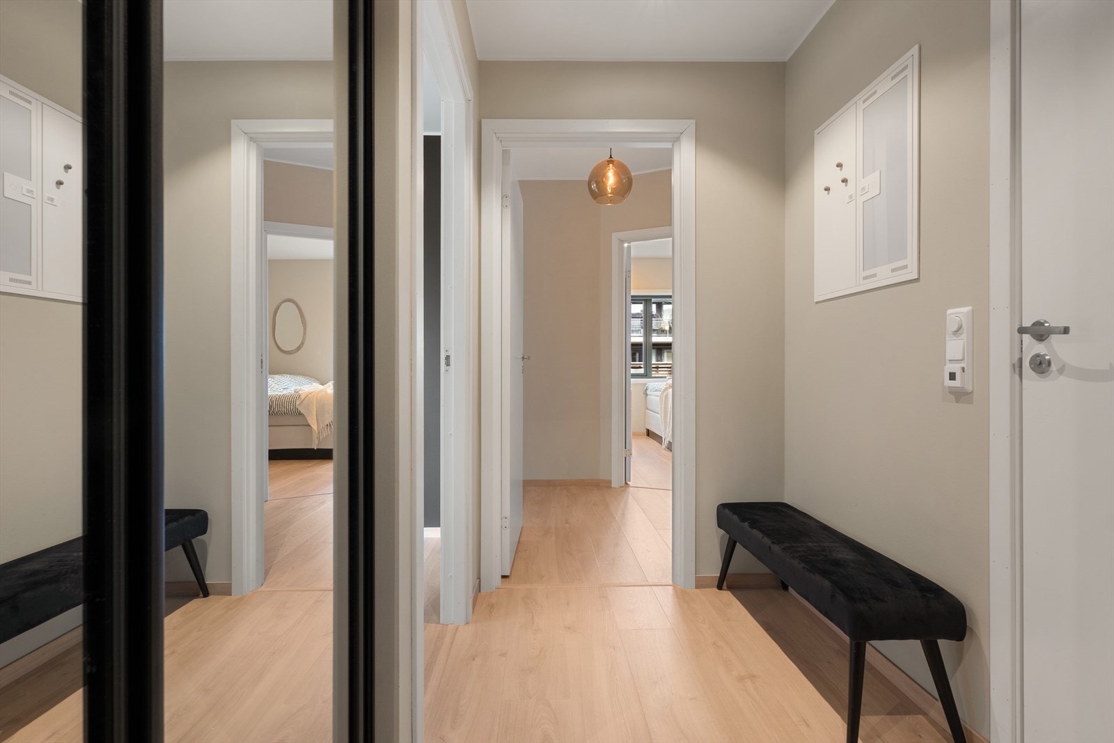 Lys og innbydende entré med smarte oppbevaringsløsninger for sko og yttertøy. Galleribilde