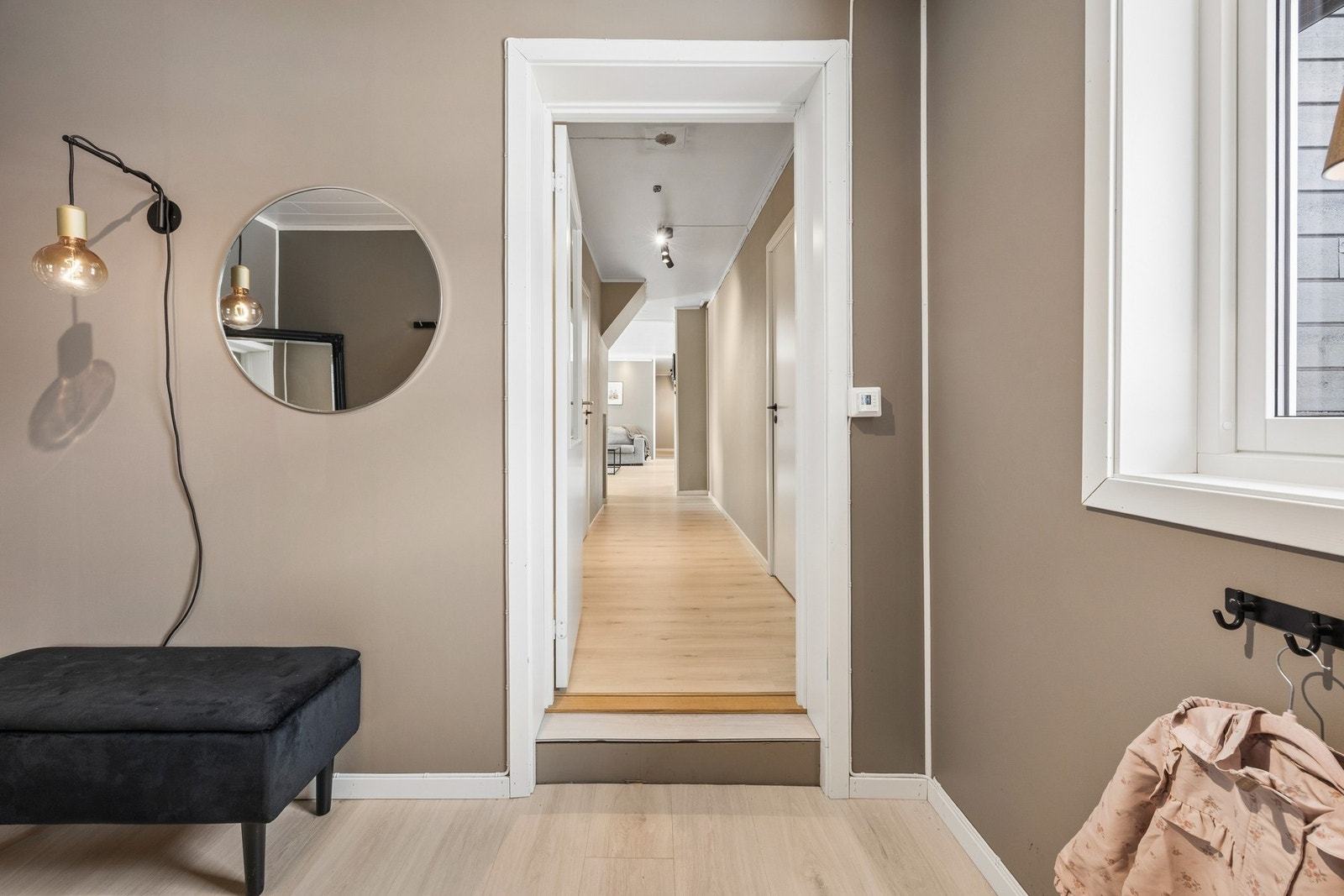 Fra entreen er det direkte tilgang videre inn i boligens hovedetasje. Galleribilde