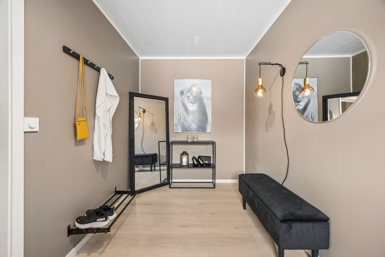 Romslig entré med god plass til oppbevaring av yttertøy og sko. Galleribilde