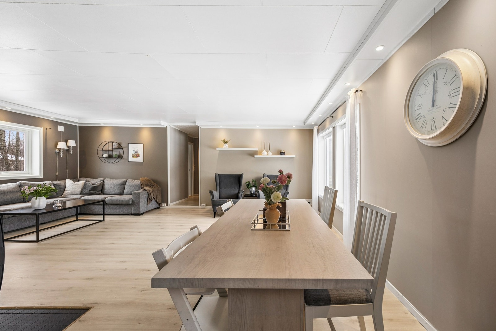 Stuen er av betydelig størrelse, med god plass til både spisebord og en romslig sofagruppe. Galleribilde