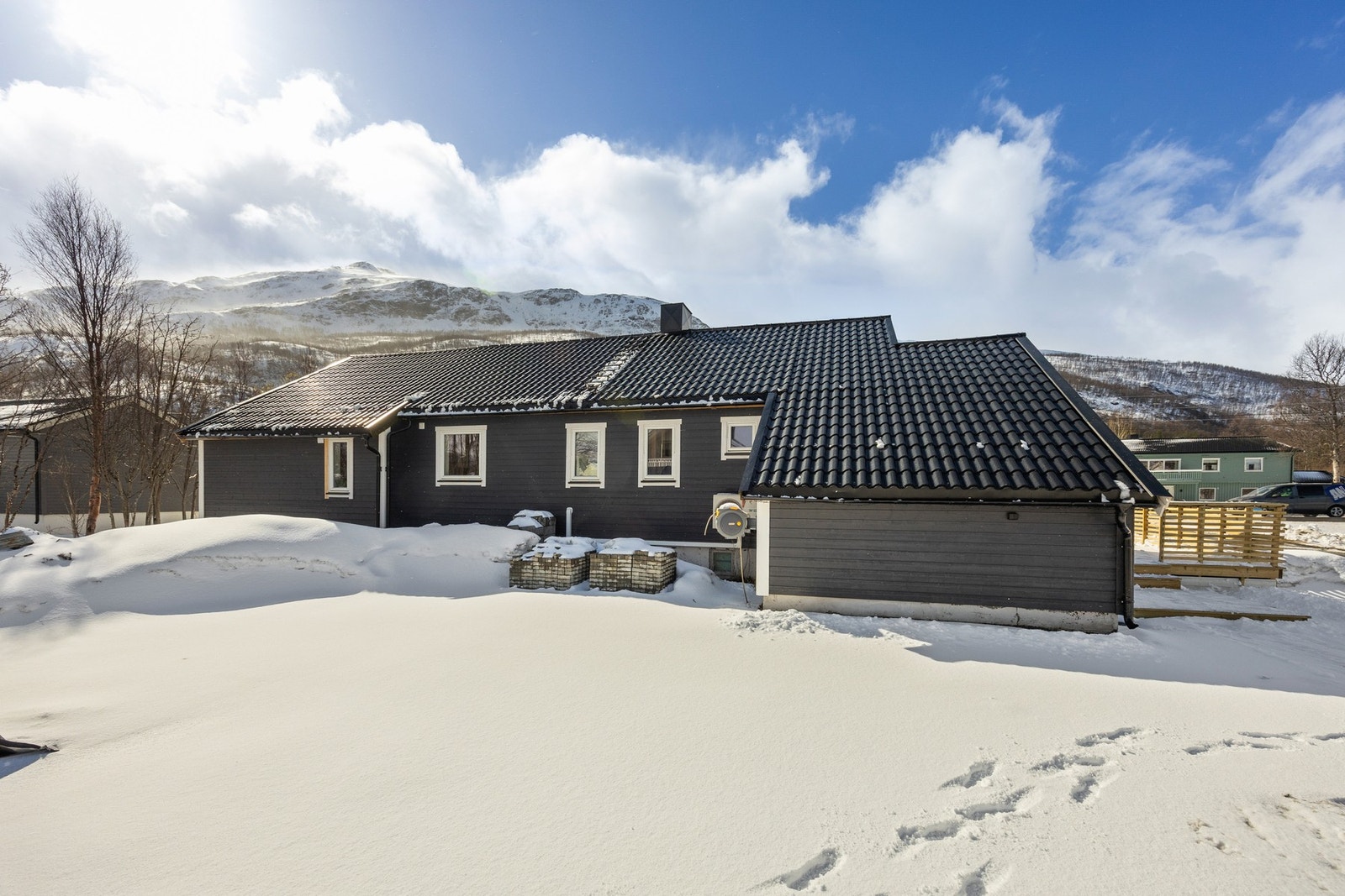 Eiendommen ligger fritt til med utsikt mot omkringliggende fjell. Galleribilde