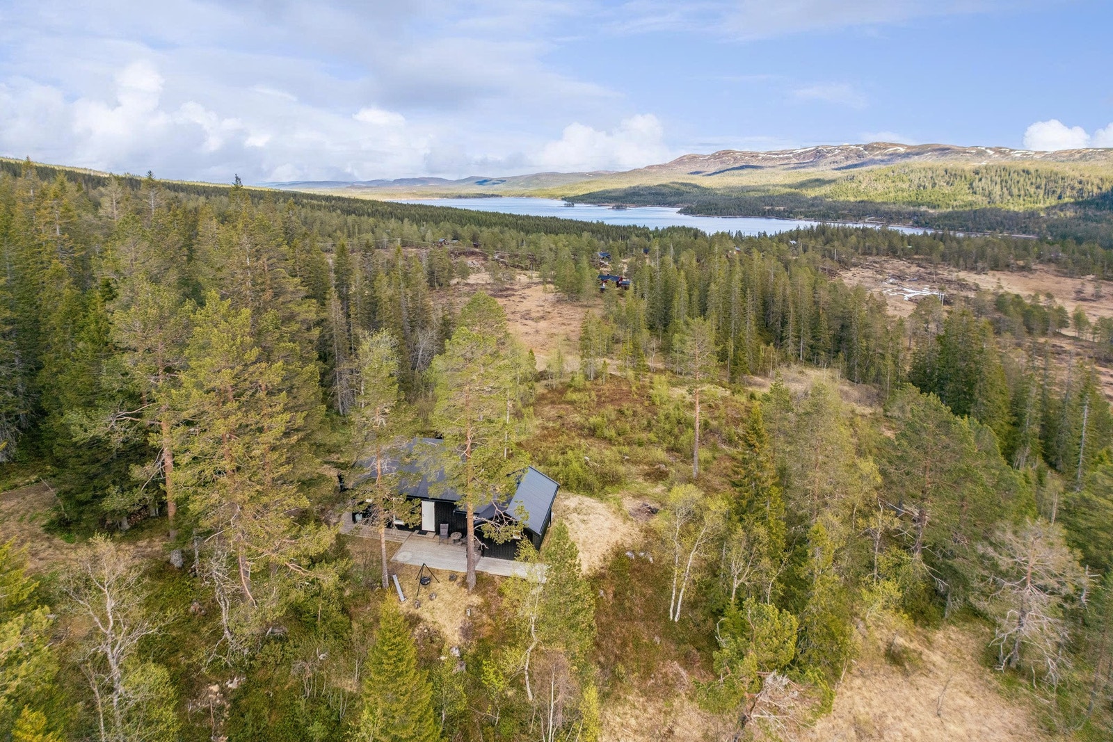 Hytte beliggende fint til i naturskjønne omgivelser på Tomtvatnet. Hytta ligger skjermet i terrenget med umiddelbar nærhet til flere flotte tur- og rekreasjonsmuligheter. Galleribilde