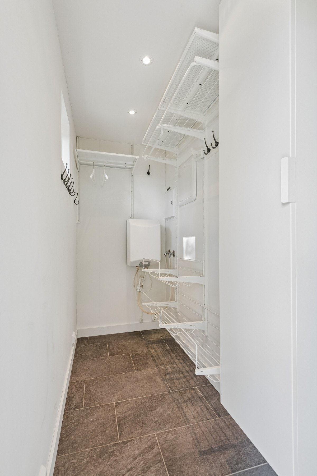 Praktisk garderobe i hytta med god lagringsplass. Galleribilde