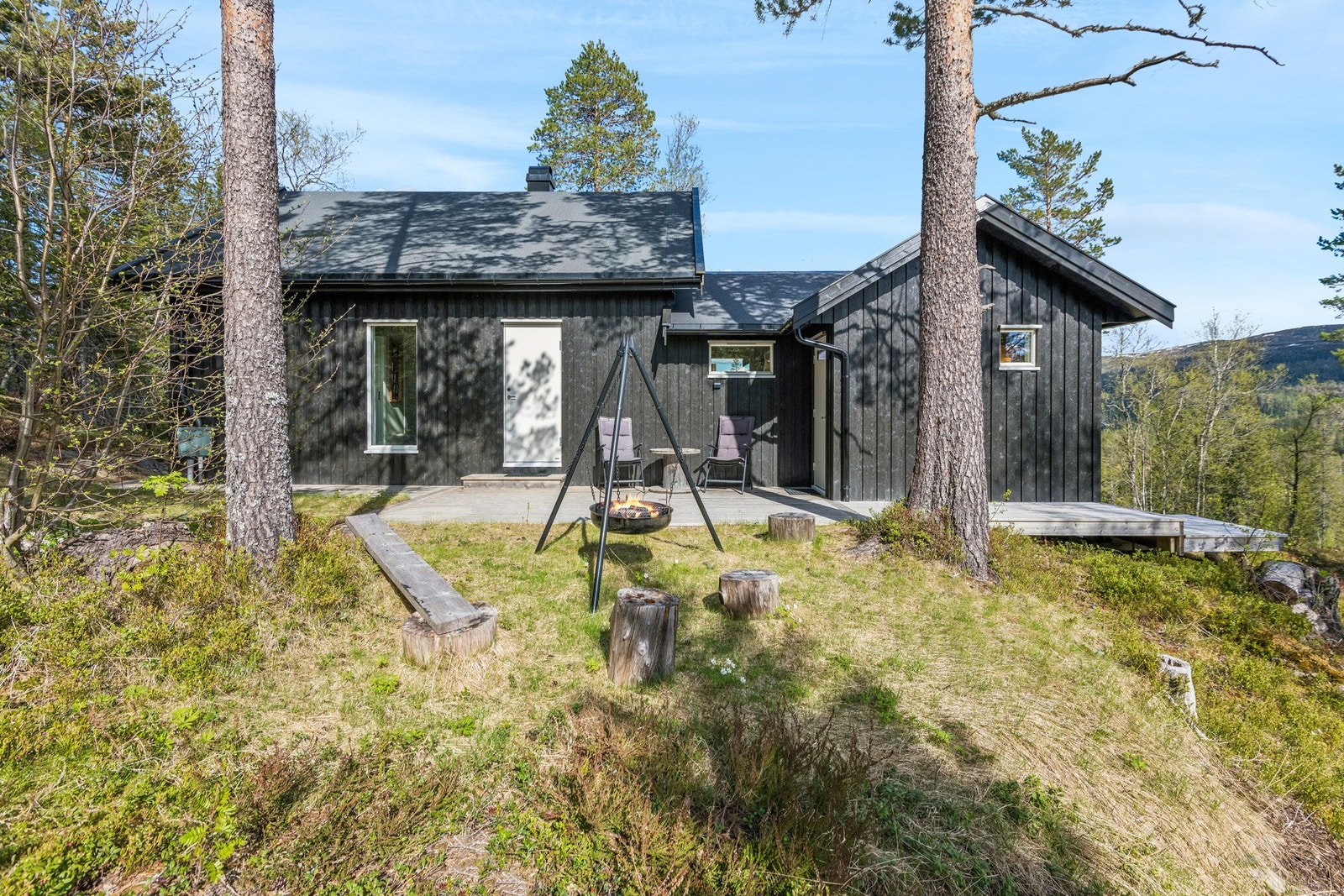 Flere hyggelig uteområde rundt hytta med plass til ulike hagemøbler og bålpanne. Galleribilde