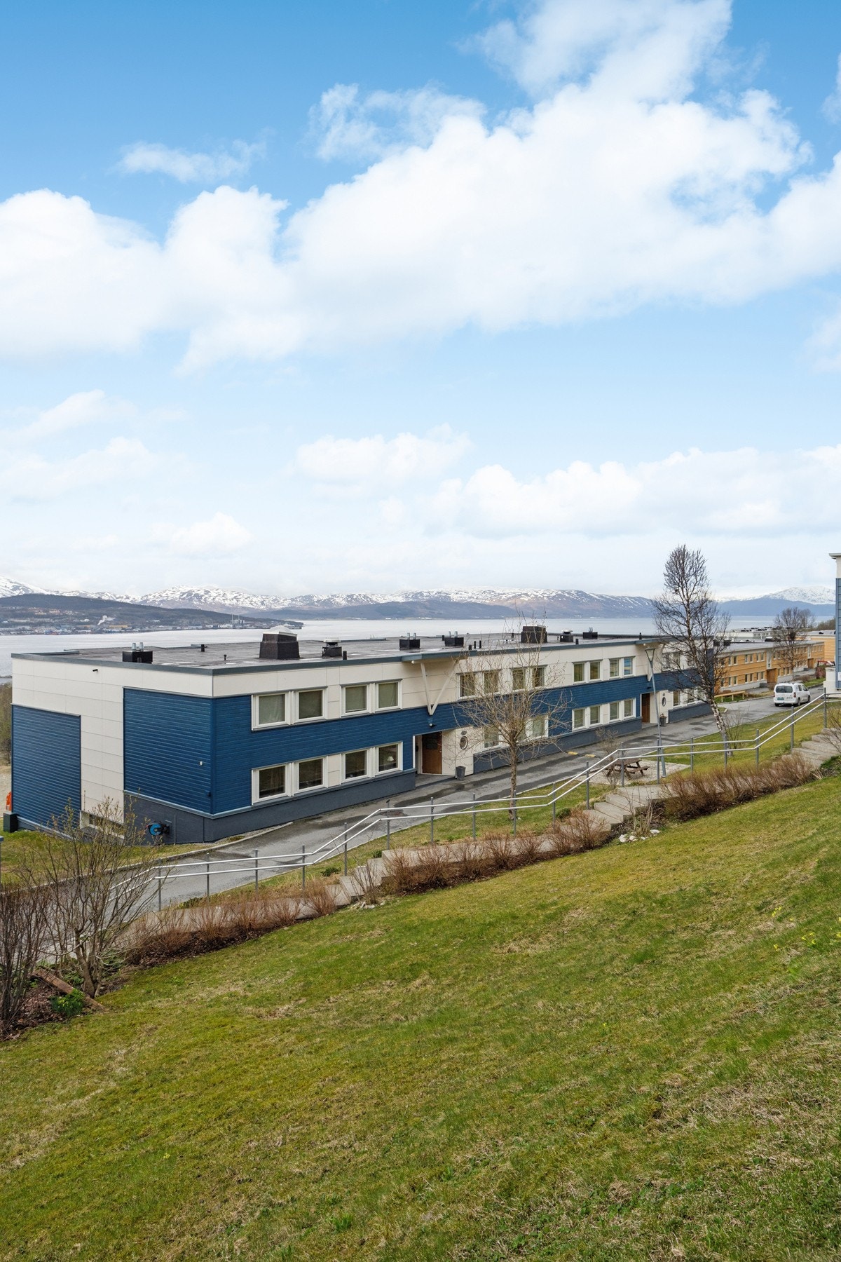 Bygget er fra 1970, med fabrikkmalte vinduer med 2-lags energiglass fra 2001. Galleribilde