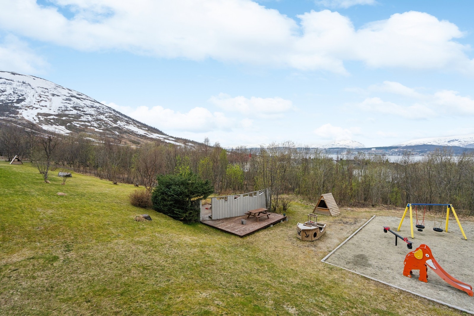 Fra eiendommen er det kort vei til veletablerte friluftsområder med gode turmuligheter. Galleribilde