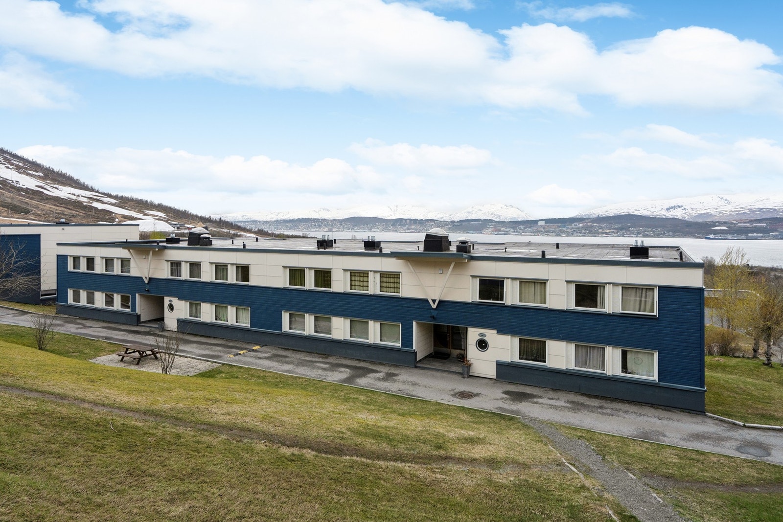 Leiligheten ligger i Øvre Malmveien Borettslag, som består av 80 boliger og er tilknyttet Boligbyggelaget Nord. Galleribilde