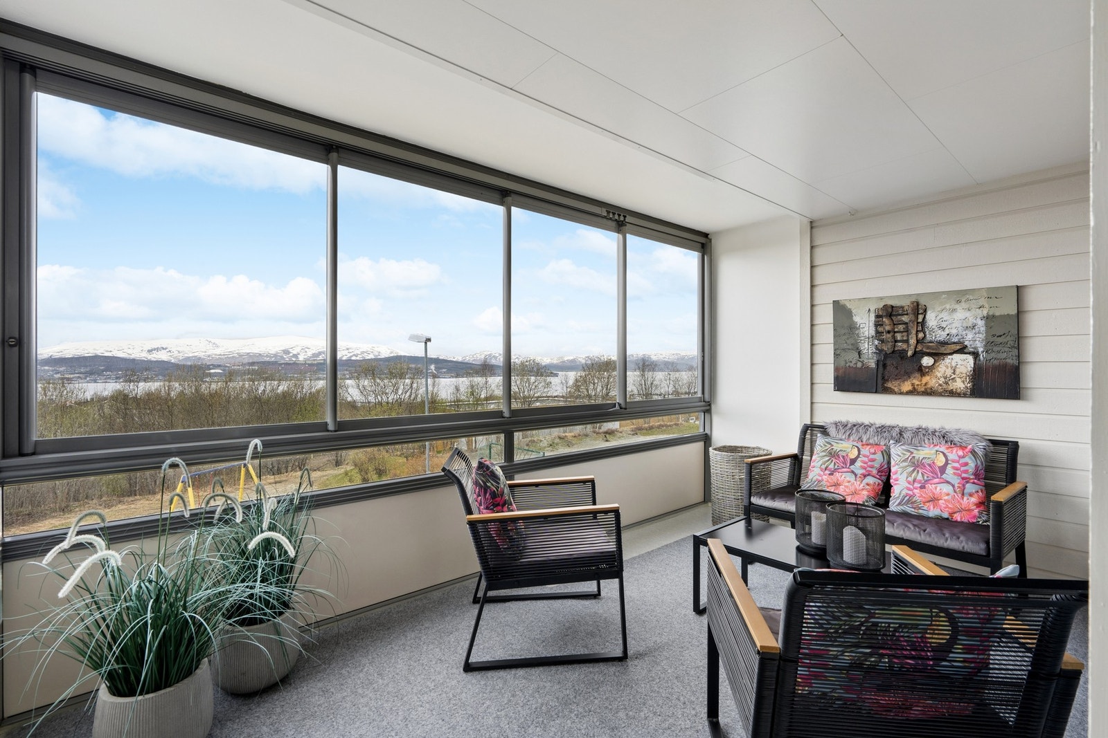 Fra stuen er det utgang til en innglasset balkong på 9 m², et lunt uterom som forlenger sesongen. Galleribilde
