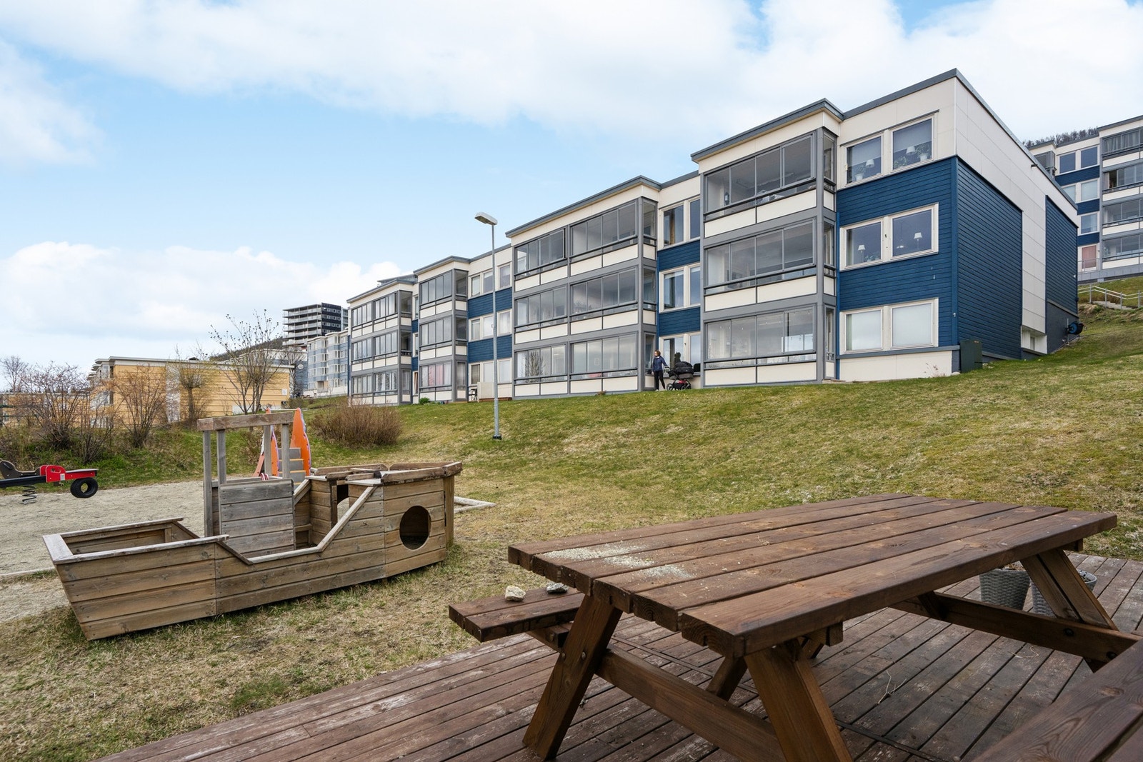 Borettslaget har opparbeidede fellesarealer med plen og lekeplass. Galleribilde