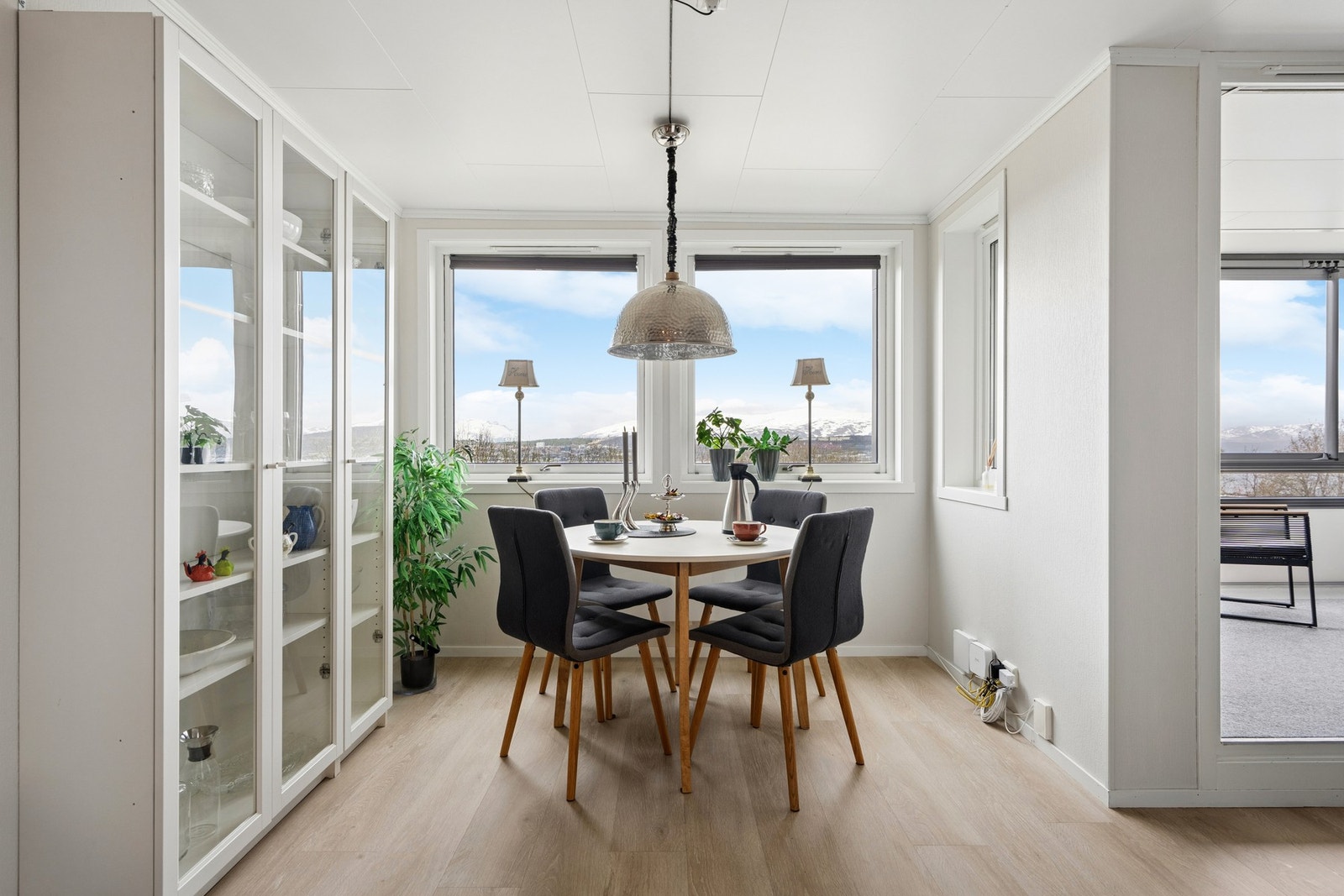 I tilknytning til kjøkkenet er det en egen spisestue med plass til spisebord. Galleribilde
