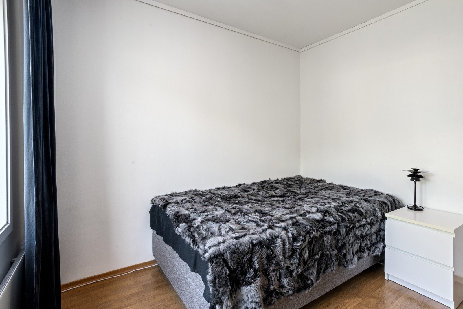 Romslig soverom med plass til soveromsmøblement Galleribilde