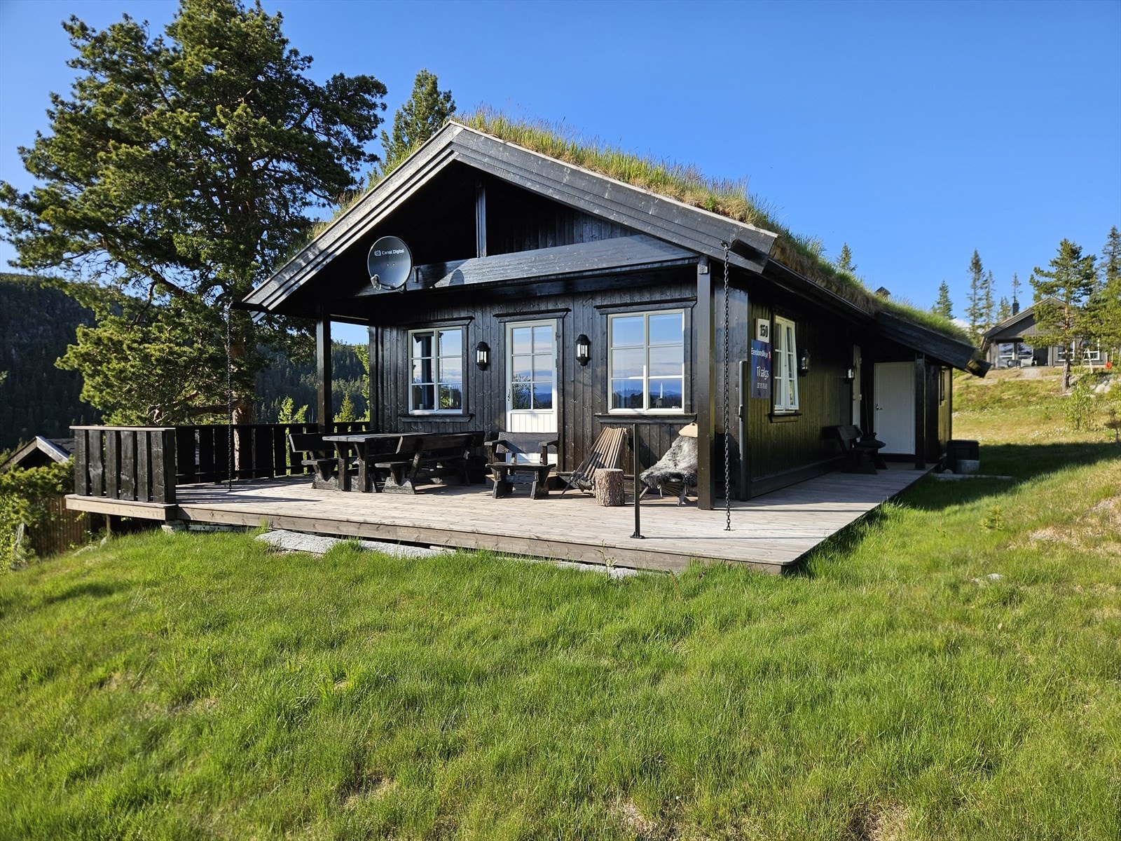 Hytta har vei helt frem og gårdsplass med gode parkeringsmuligheter Galleribilde