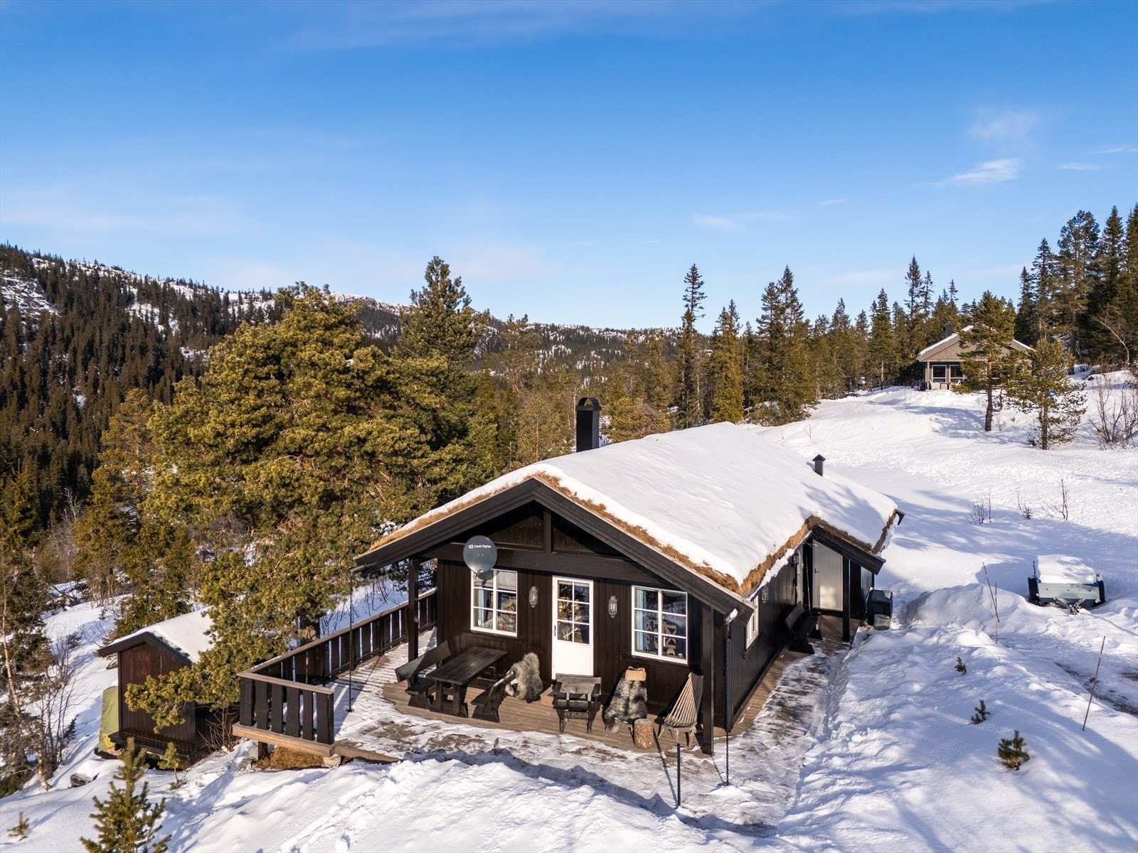 Her har du kort vei til et idyllisk skogstjern med bademuligheter, samt fantastiske turmuligheter både sommer og vinter. Galleribilde
