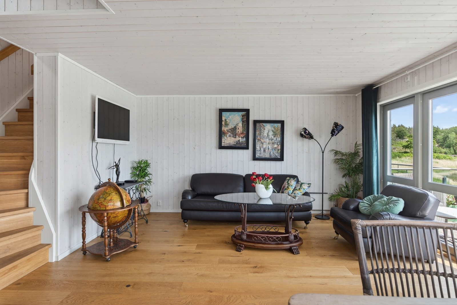 Fra stuen i første etasje har du direkte utgang til balkong med nydelig sjøutsikt Galleribilde