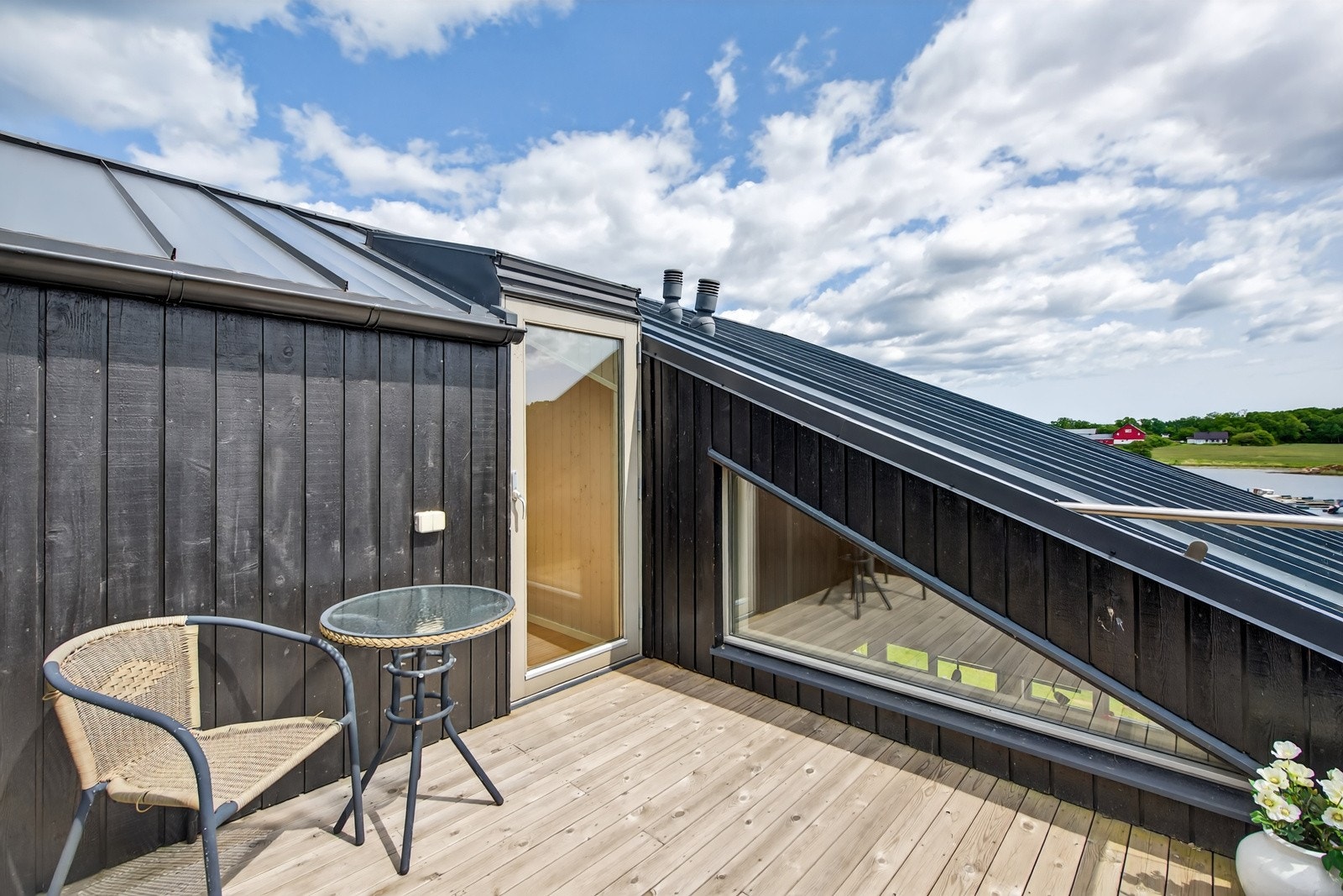 Romslig takterrasse som byr på vestvendt utsyn, fantastisk sjøutsikt og kveldssol Galleribilde