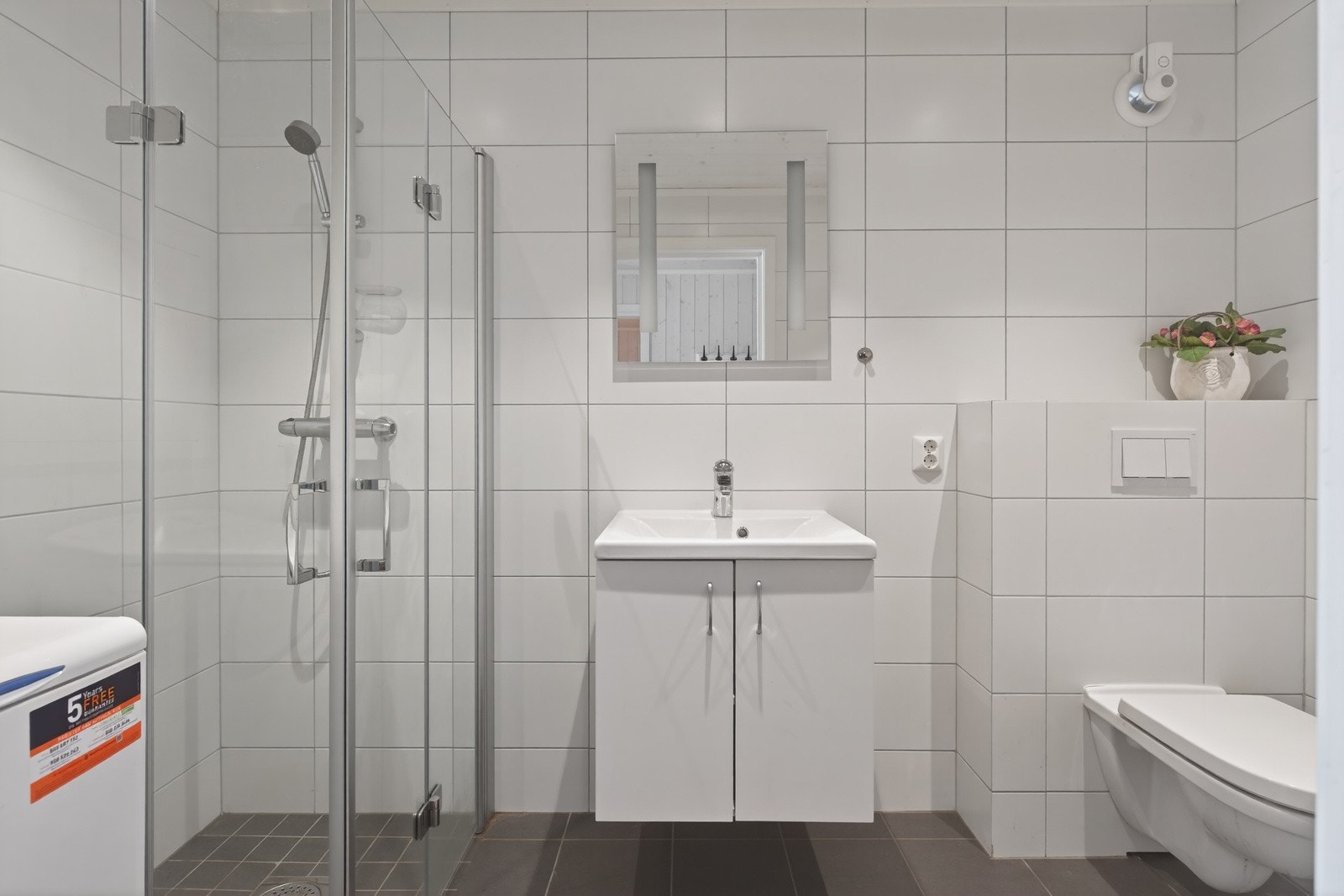 Pent flislagt bad / vaskerom med varme i gulv Galleribilde