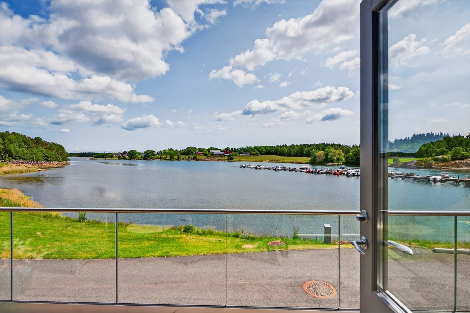 Flere nydelige uteplasser hvor du kan nyte solen fra morgen til kveld Galleribilde