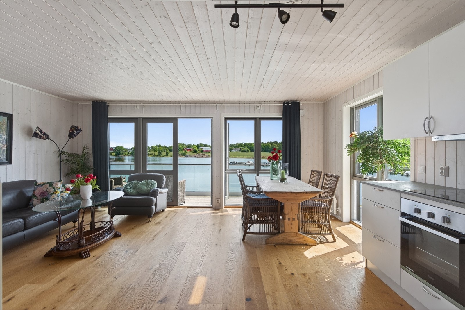 En moderne og lettstelt fritidsbolig i første rekke mot vakre Viksfjord Galleribilde