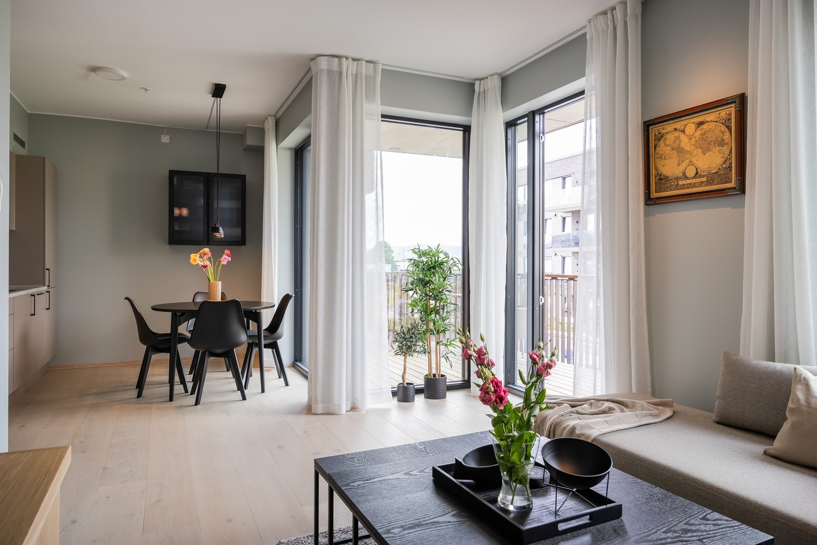 Boligen er en hjørneleilighet med ekstra vindusflater og god tilgang med ettermiddags- og kveldssol. Galleribilde