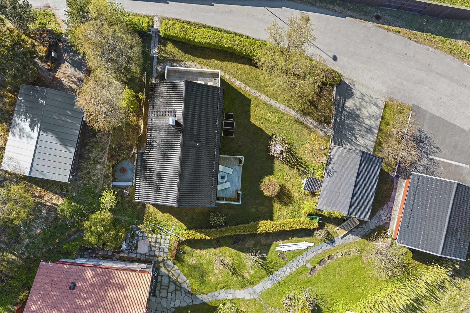 Fra garasjen er det etablert sti gjennom hagen og frem til inngangspartiet - Inngangspartiet er overbygget. Galleribilde