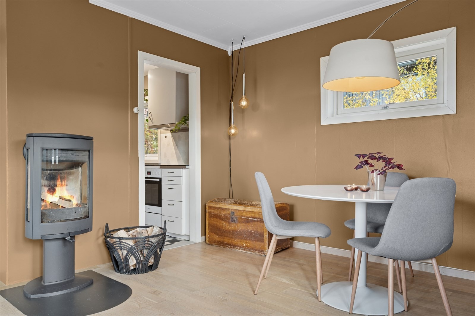 Ildstedet (fra 2018) gir hygge og ikke minst rask oppvarming - I tillegg er det varmepumpe (fra 2018) for mer stabil varme Galleribilde