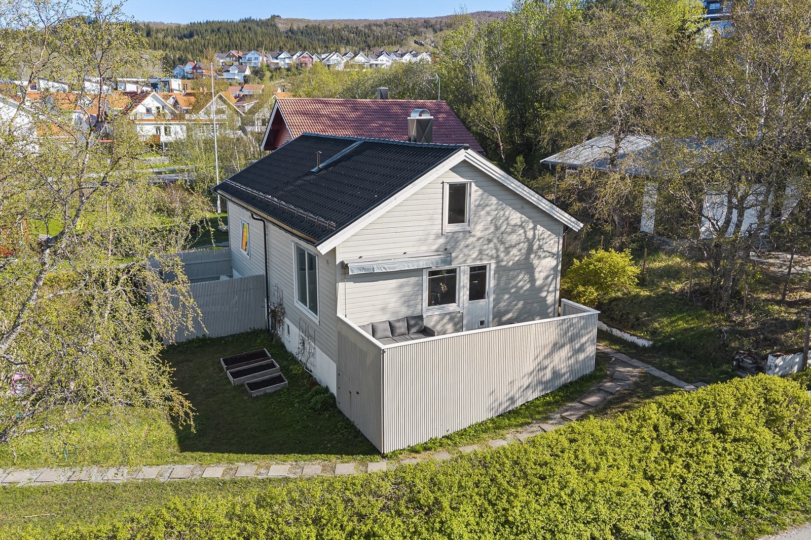 Boligen går over tre etasjer, hvor alle hovedfunksjoner befinner seg i 1. etasje. Galleribilde
