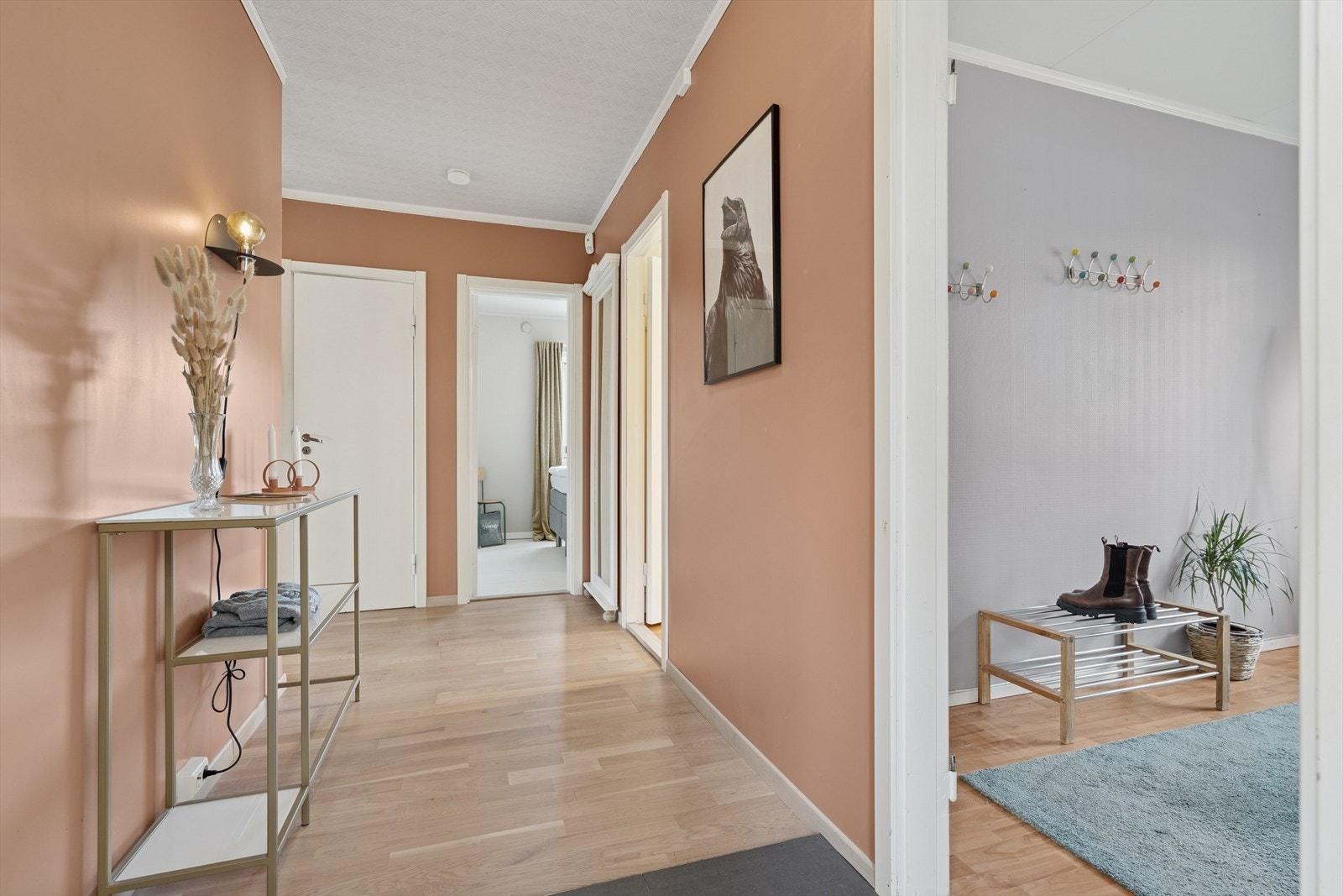 Du ønskes velkommen inn i en hyggelig entrè med videre tilgang til alle soverommene, badet, kjøkkenet og stuen Galleribilde