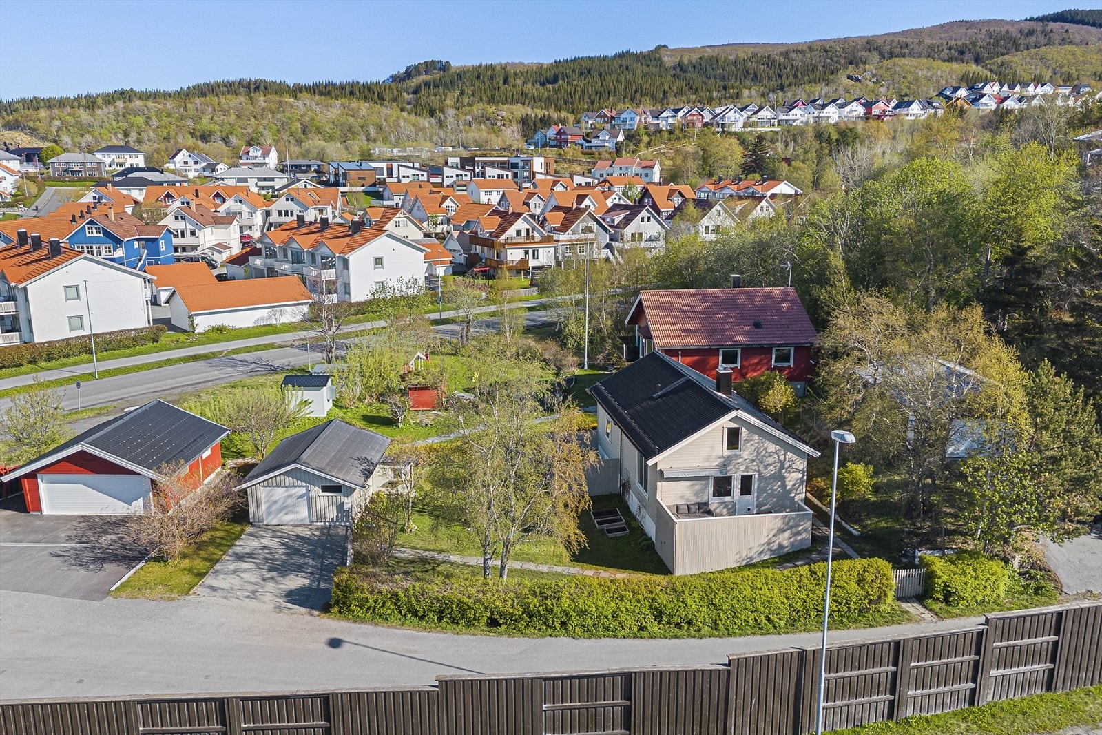 Boligen er løpende vedlikeholdt og i perioden 2010-2012 ble det bl.a. skiftet kledning, etterisolert og skiftet de fleste vinduer/dører. Nytt tak i 2026. Galleribilde