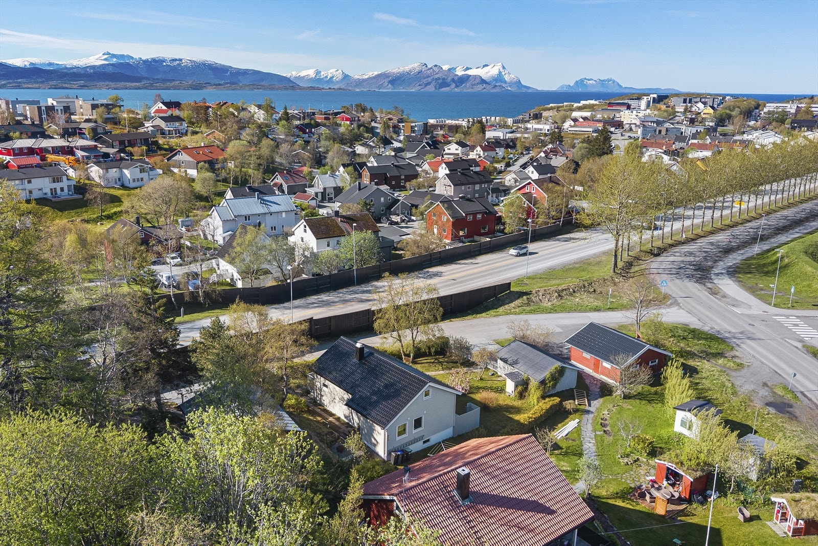 Ønsker du ytterligere utvalg av butikker og servicetilbud bruker du kun 7-8 minutter i bil til Stormyra, hvor du finner flere kjøpesentre. Galleribilde
